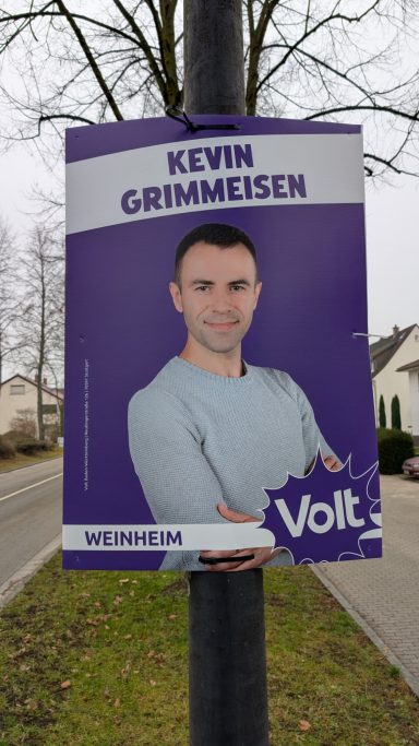 Wahlplakat von Kevin Grimmeisen mit dem Schriftzug "Volt".