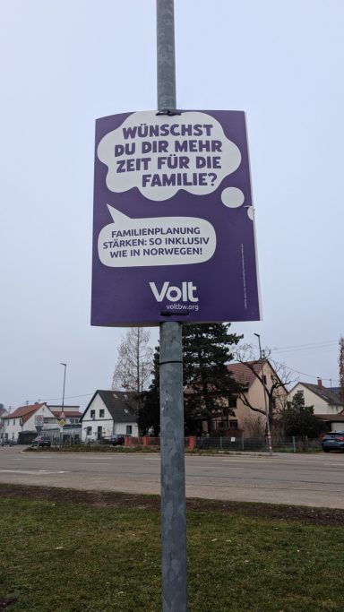 Plakat mit der Frage "WÜNSCHST DU DIR MEHR ZEIT FÜR DIE FAMILIE?"