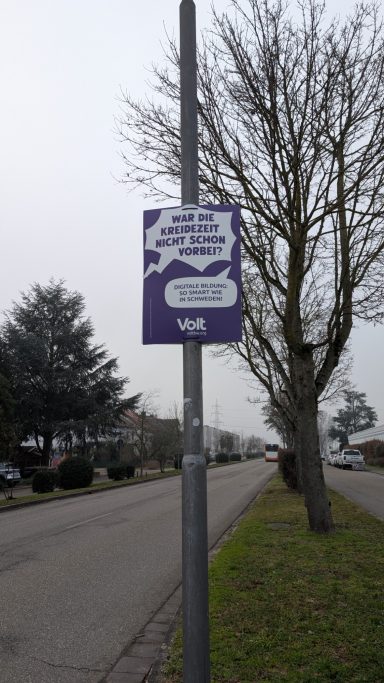 Plakat mit der Aufschrift: War die gerade Zeit nicht schon vorbei? Digitale Bildung so smart wie in Schweden