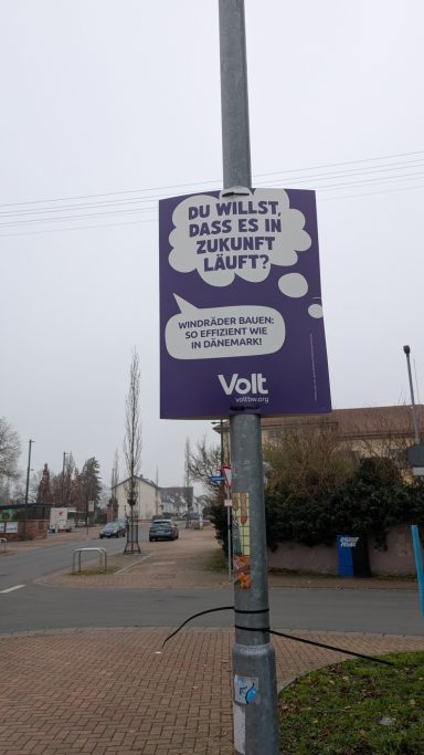 Plakat mit der Aufschrift: Du willst, dass es in Zukunft läuft? Windräder bauen: So effizient wie in Dänemark