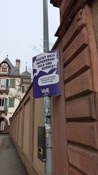 Plakat mit der Aufschrift „Kostet dich Papierkram Geld und Nerven?" Digitale Anträge so einfach wie in Estland